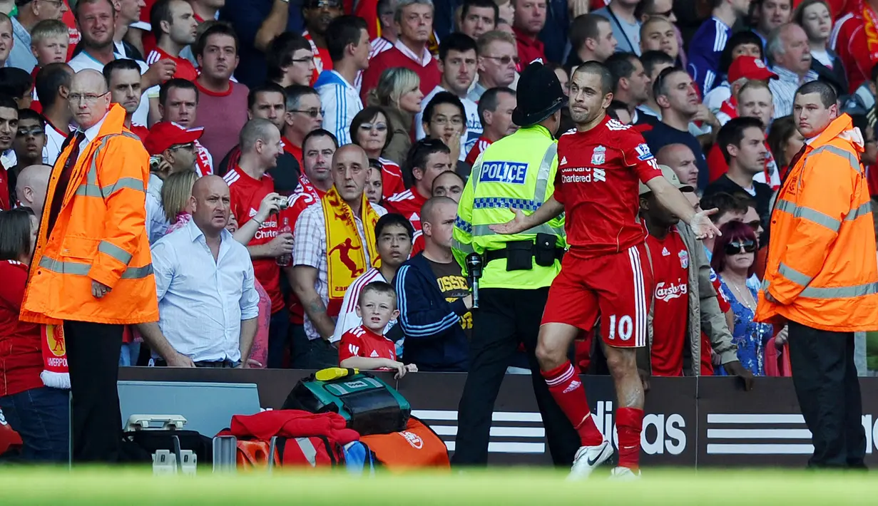 <p>Di laga yang sama, Joe Cole juga diusir oleh wasit. Berstatus sebagai pemain anyar Liverpool, pria asal Inggris itu diganjar kartu merah terlebih dahulu oleh wasit karena melakukan pelanggaran keras kepada Koscielny pada menit ke-45. Sebelumnya, Cole didatangkan ke Anfield dari Chelsea dengan gratis. (AFP/Paul Ellis)</p>