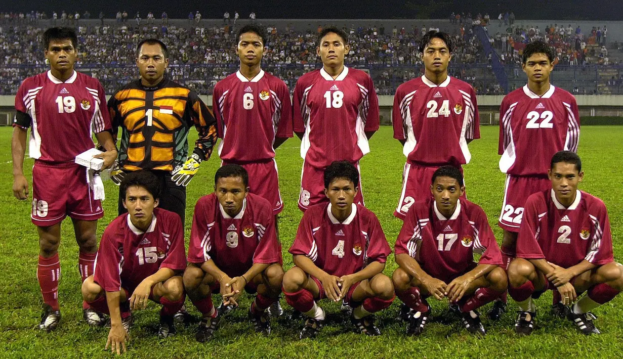 Pemain Timnas Indonesia, Ismed Sofyan (4), berpose bersama pemain lainnya sebelum dimulainya pertandingan Piala Asia 2000 yang berlangsung di Lebanon pada 3 Agustus 2000. Ismed Sofyan tampil sebanyak enam kali di Piala Asia edisi 2000, 2004 dan 2007. (AFP/Amin)