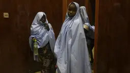 Para siswi yang diculik kelompok bersenjata setelah pertemuan pembebasan mereka dengan Gubernur negara bagian Bello Matawalle, di Gusau, Nigeria utara (2/3/2021). Gubernur Zamfara Bello Matawalle mengumumkan bahwa 279 gadis yang diculik minggu lalu telah dibebaskan. (AP Photo/Sunday Alamba)