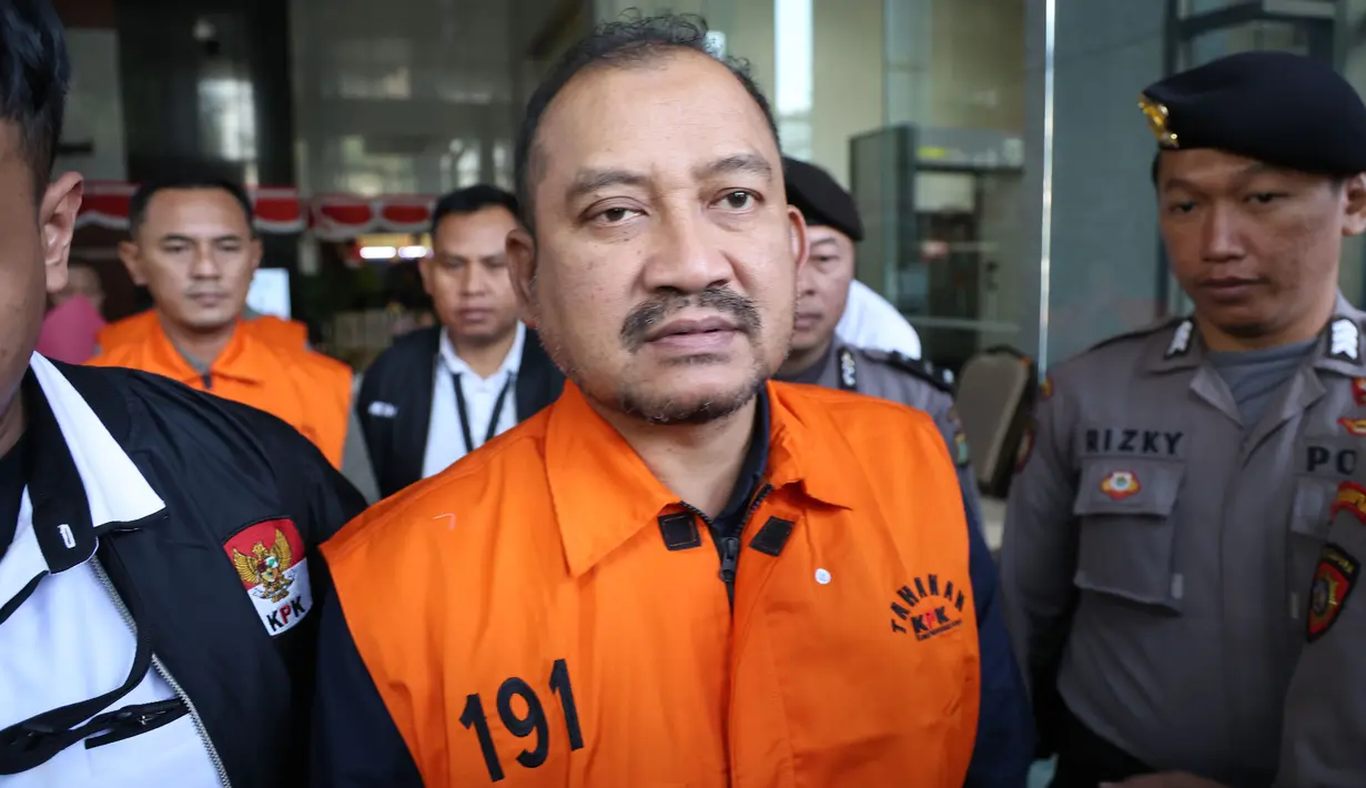 Bupati Pemalang Anom Widiyantoro berjalan menuju mobil tahanan usai menjalani pemeriksaan di Gedung Merah Putih KPK, Jakarta, Kamis  (30/7/2026).  (KLY/ Arie Basuki)