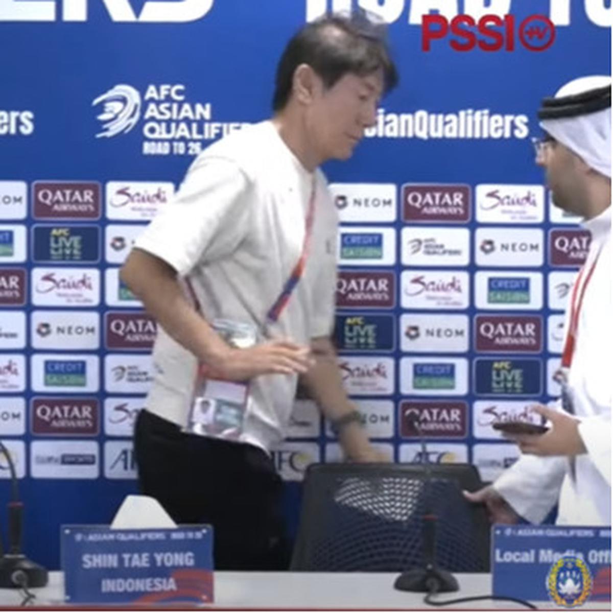 Shin Tae-Yong Tolak Jabat Tangan Panitia Bahrain Saat Konferensi Pers Usai Kemenangan 'Dirampok' Bahrain