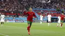 Pemain Portugal Cristiano Ronaldo melakukan selebrasi usai mencetak gol ke gawang Prancis pada pertandingan Grup F Euro 2020 di Puskas Arena, Budapest, Hungaria, Rabu (23/6/2021). Laga berakhir imbang 2-2. (Bernadett Szabo, Pool photo via AP)