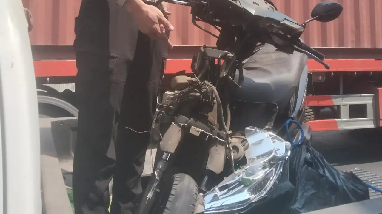 Penampakan motor korban tabrakan maut di Sukabumi (Liputan6.com/Fira).