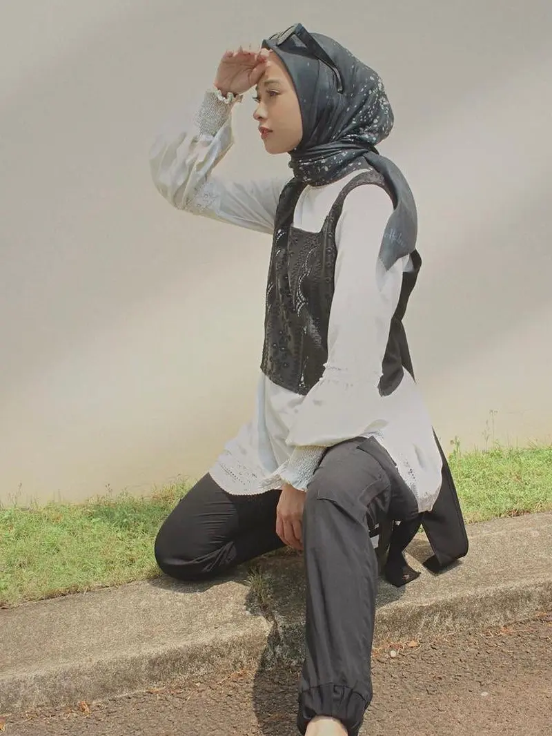 9 Inspirasi Padu Padan Outfit Hijab dengan Celana Jogger ala Tantri Namirah-Shirin Al Athrus