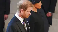 Meghan Markle dan Pangeran Harry dalam prosesi persemayaman Ratu Elizabeth II di Westminster Hall, 14 September 2022. (Foto: Phil Noble/Pool Photo via AP)