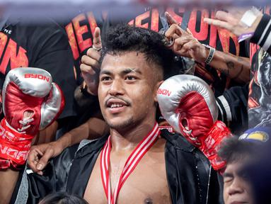 Nelson merayakan kemenangan atas Dewa Aji dalam duel panas Byon Madness Vol.3 yang digelar di Studio 6 Emtek, Jakarta, Sabtu (28/2/2026). (Bola.com/Nur Iman Ali)