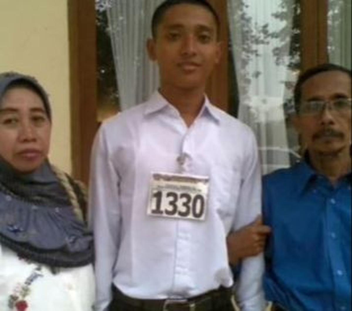 Potret Perwira tersebut saat pertama kali mengikuti seleksi di Akademi Kepolisian (Akpol) dan diantar oleh sang Ayah dan Ibundanya.