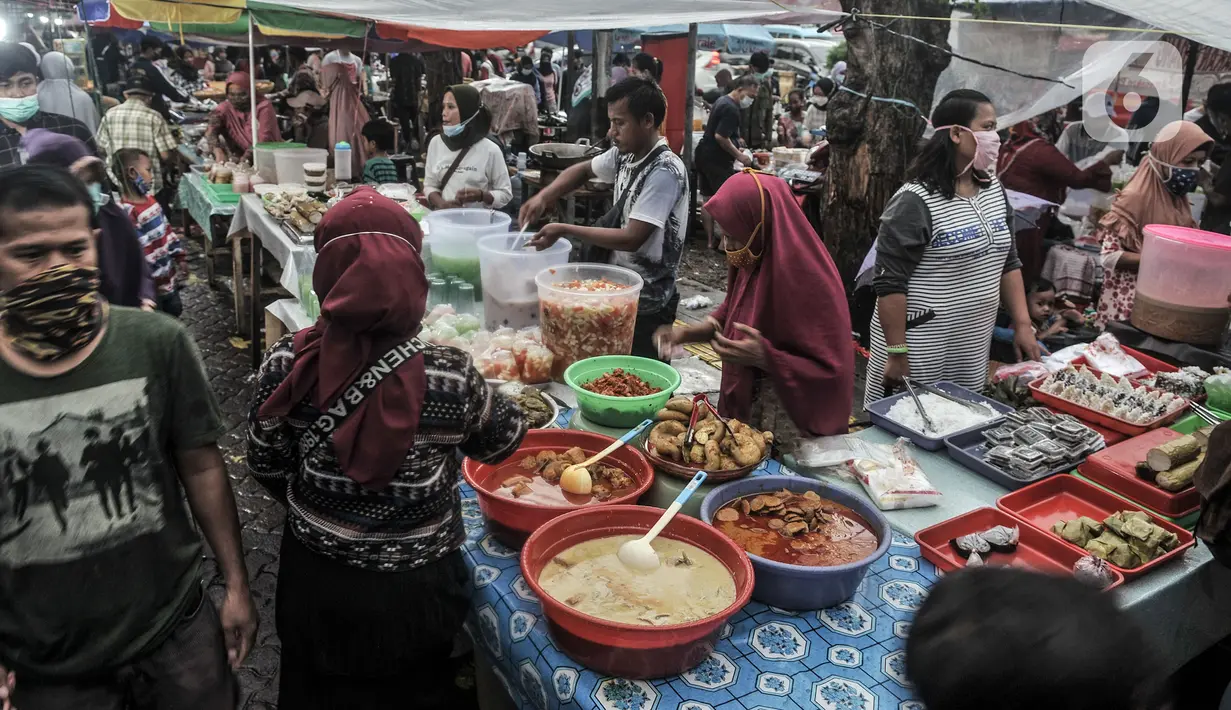 Suasana saat warga berburu sajian untuk berbuka puasa atau takjil di Pasar Rawamangun, Jakarta Timur, Rabu (14/4/2021). Di masa pandemi, pengelola mewajibkan pedagang dan pembeli mengenakan masker guna mencegah penularan COVID-19. (merdeka.com/Iqbal S. Nugroho)