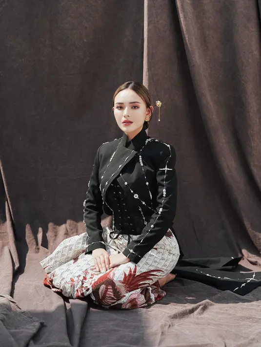 Amanda Manopo tampil bak ningrat kenakan kebaya Janggan hitam bermotif hitam. Kebaya janggan ini dipadukan dengan korset dan kain Batik berwarna terang. [@amandamanopo]
