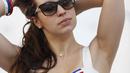 Suporter cantik Prancis dengan balutan baju bermotif bendera negaranya hadir memberikan semangat saat Prancis melawan Jerman pada semifinal Piala Eropa 2016 di Stade Velodrome, Marseille, Prancis, ( 7/7/2016). (REUTERS/Darren Staples)