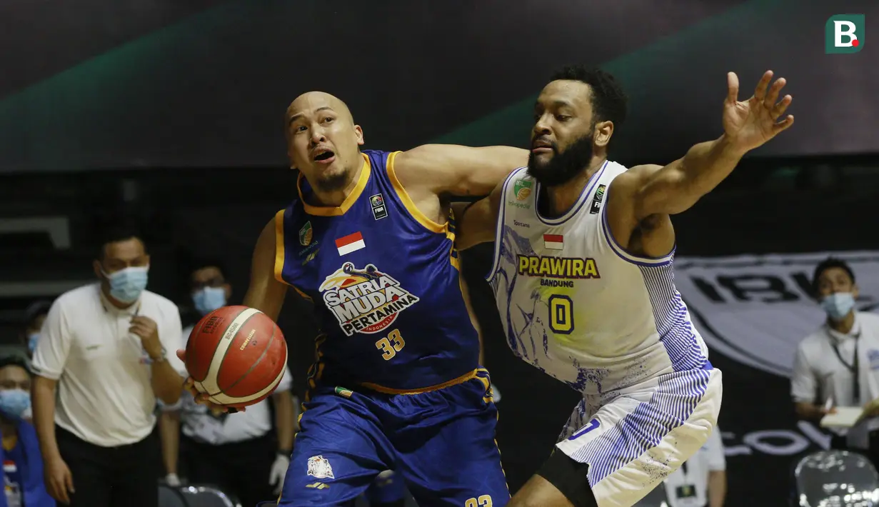Dengan dimotori sang kapten Arki Dikania Wisnu, Satria Muda yang juga juara bertahan terus memangkas ketertinggalannya dan akhirnya mampu membalikan keadaan hingga menutup laga dengan kemenangan 68-66. (Bola.com/M Iqbal Ichsan)