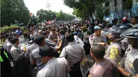 Sekelompok massa Aliansi Mahasiswa Papua (AMP) Komite Kota Malang terlibat bentrok dengan warga. (Liputan6.com/Zainul Arifin)