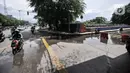 Pengendara sepeda motor melintas dekat lokasi banjir yang menggenangi Jalan RE Martadinata, Ancol, Jakarta, Selasa (9/11/2021). Banjir yang terjadi sejak 4 November 2021 masih menggenangi Jalan RE Martadinata, tepatnya di seberang Aston Mediterania. (merdeka.com/Iqbal S. Nugroho)