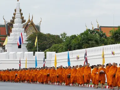 Ratusan biksu tiba untuk upacara di Grand Place memperingati ulang tahun ke-70 Raja Thailand Bhumibol Adulyadej Berkuasa di Bangkok, Thailand (9/6). Peringatan ini akan diwarnai dengan doa pagi yang dipimpin 770 biksu. (REUTERS/Jorge Silva)
