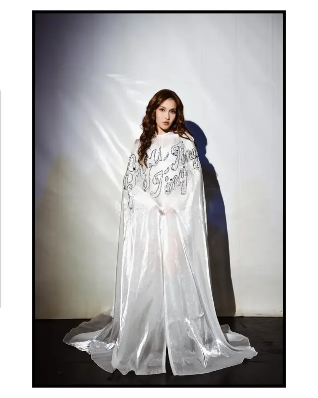 7 Potret Ayu Ting Ting pakai kostum silver memukau di konser perdana, tampil gemerlap dan mewah