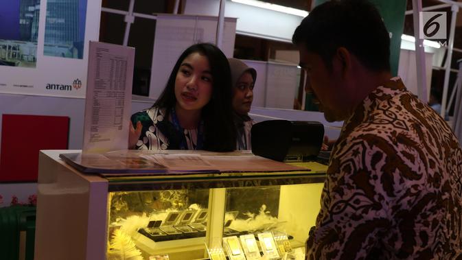 Pengunjung melihat dummy emas batangan saat pameran di Jakarta, Jumat (23/8/2019).  Pada hari sebelumnya, harga emas mencapai Rp 755 ribu per gram. (Liputan6.com/Angga Yuniar)