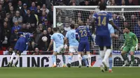 Striker Chelsea, Nicolas Jackson (kiri) menyundul bola dalam sebuah kemelut di depan gawang Chelsea pada laga semifinal Piala FA 2023/2024 di Wembley Stadium, London, Sabtu (20/4/2024). (AP Photo/Ian Walton)