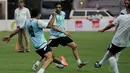 Mantan penyerang Timnas Portugal, Nuno Gomes (tengah) terlihat berlatih bersama tim  Football Legends di Stadion GBK Jakarta, (6/6/2014). (Liputan6.com/Helmi Fithriansyah)
