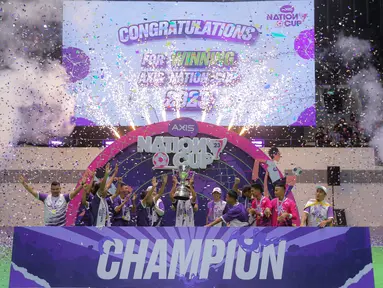 SMAN 8 Makassar berhasil keluar sebagai juara AXIS Nation Cup 2023 setelah mengalahkan SMK Nusantara Jakarta pada laga grand final di Istora Senayan, Jakarta, Minggu (15/10/2023) malam WIB. (Bola.com/Bagaskara Lazuardi)