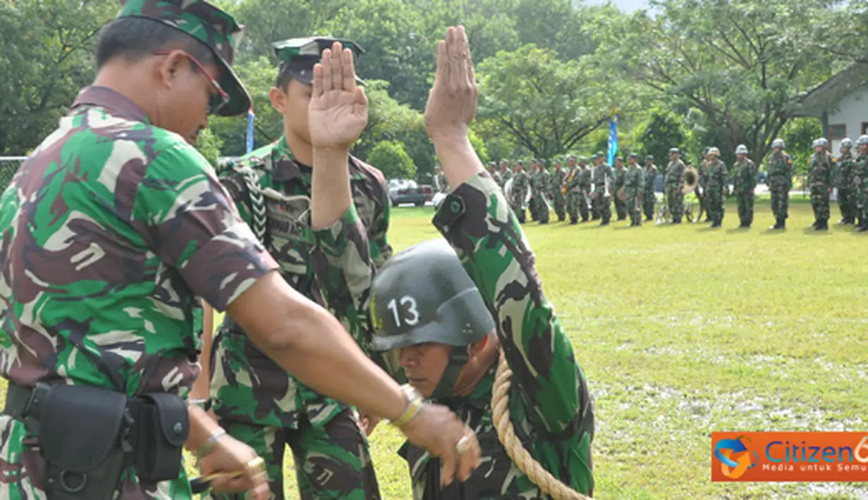 Citizen6, Juanda: Sebanyak 305 orang tamtama TNI AL berpangkat Kopral Kepala (Kopka) mengikuti Diktukbakat 2012 di lapangan Dakota Pusat Latihan dan Pendidian Dasar Kemliteran (Puslatdksarmil), Juanda, Selasa (15/5). (Pengirim: Penkobangdikal)