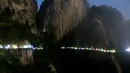 Suasana saat malam hari di tebing Gunung Laojun, Louyang, Henan, China saat bac (16/7). Gunung Laojun yang memiliki ketinggian 2.200 mdpl dikenal sebagai tempat suci bagi para imam Tao dan lokasi terbaik bagi pecinta alam. (Chinadaily/photo/IC)