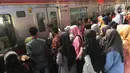 Penumpang antre untuk masuk KRL di peron Stasiun Manggarai, Jakarta, Jumat (20/12/2019). Dirut KCI Wiwik Widayanti mengatakan total jumlah penumpang hingga Oktober 2019 mencapai 278,7 juta orang. (Liputan6.com/Immanuel Antonius)