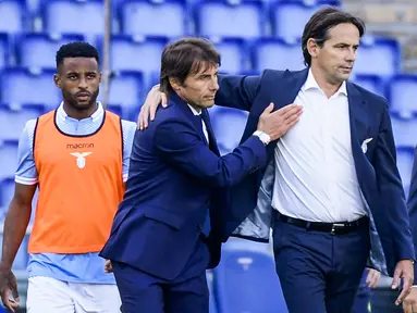 File foto 4 Oktober 2020 Pelatih Inter Milan Antonio Conte (tengah) memberi selamat kepada pelatih Lazio Simone Inzaghi (kanan) usai pertandingan Liga Serie A Italia di stadion Olimpiade di Roma. Inter resmi menunjuk Inzaghi sebagai pelatih baru menggantikan Conte. (AFP/Filippo Monteforte)