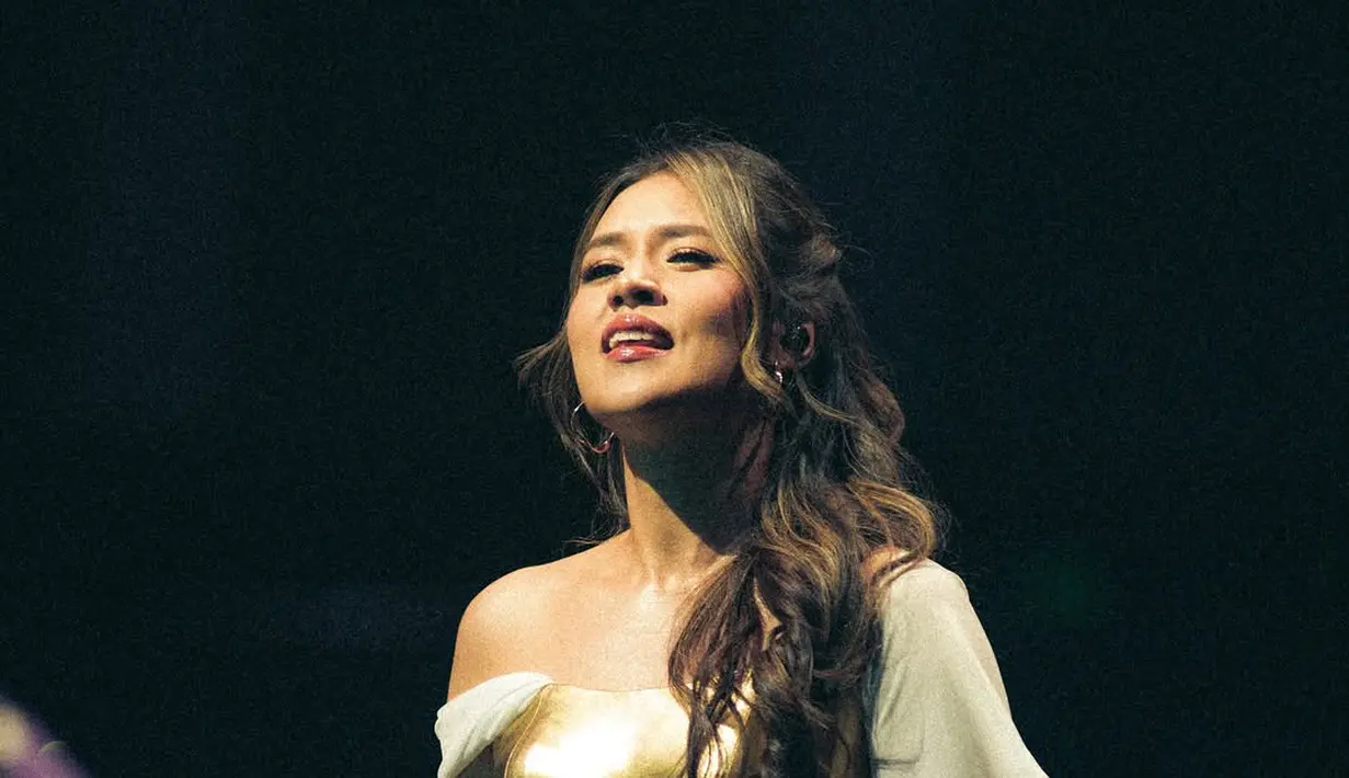 Pesona bak dewi makin terasa dengan tatanan curl half updo yang ekspos warna highlight rambut Raisa [@malvava]