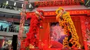 Atraksi barongsai menghibur pengunjung di salah satu pusat perbelanjaan di Jakarta, Kamis (19/2). Sejumlah pusat perbelanjaan menggelar berbagai atraksi budaya Tionghoa sebagai daya tarik dalam rangka perayaan Imlek 2567. (Liputan6.com/Gempur M Surya)