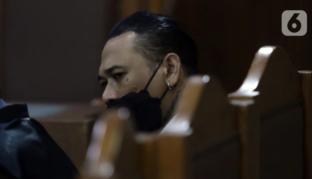 Musisi I Gede Ari Aryastina alias Jerinx saat menjalani sidang lanjutan kasus dugaan pengancaman terhadap Adam Deni di Pengadilan Negeri Jakarta Pusat, Rabu (9/2/2022). Sidang beragendakan keterangan saksi yang meringankan terdakwa, salah satunya dr Tirta. (Liputan6.com/Helmi Fithriansyah)