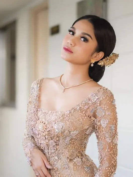 Zize pun memilih makeup flawless, tidak terlalu menor namun membuatnya terlihat lebih memesona daripada hari biasa. [Foto: instagram/ Azizah Salsha]