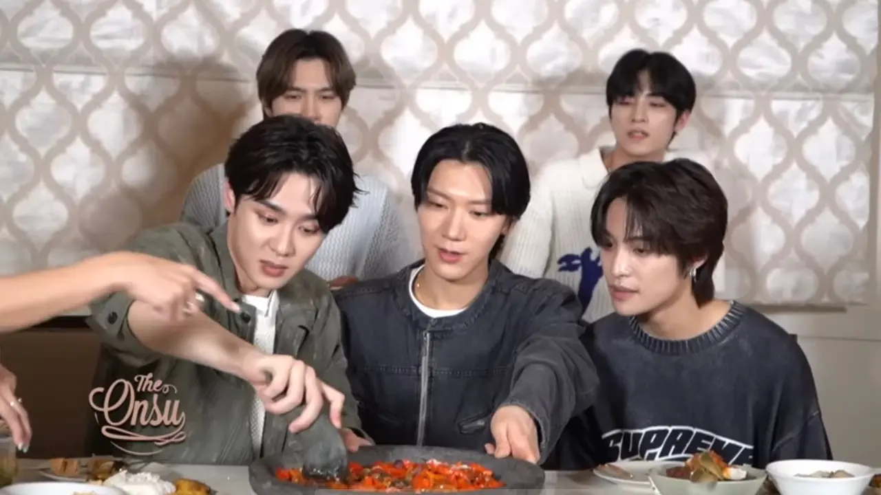 Para personel WayV sedang mencoba mengulek sambal di rumah Sarwendah
