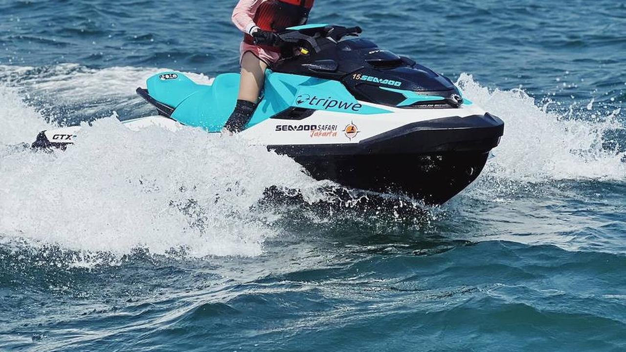 Memiliki Keberanian Untuk Bermain Jetski di Laut Lepas