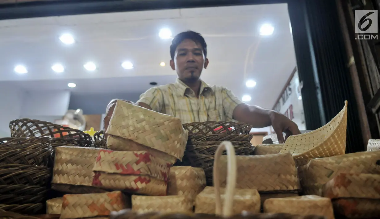 Pedagang menata besek bambu di Pasar Jatinegara, Jakarta, Kamis (1/8/2019). Gubernur Anies Baswedan melarang warga DKI Jakarta menggunakan plastik untuk daging kurban dan meminta PD Pasar Jaya menyediakan besek bambu untuk memenuhi kebutuhan warga saat Idul Adha. (merdeka.com/Iqbal S Nugroho)
