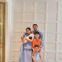 Lihat di sini beberapa potret gaya penuh kasih keluarga Raffi Ahmad dan Nagita Slavina ketika memperkenalkan baby Lily.