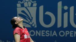 Melati Oktavianti setelah gagal mengembalikan kok ke lawannya asal Hongkong,  Lee Chun/Chau Hoi pada babak pertama Indonesia Open 2018 di Istora Senayan, Jakarta, (3/6/2018). Praveen/Oktavianti kalah 17-21, 21-14, 21-17. (Bola.com/Nick Hanoatubun)