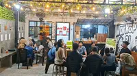 Suasana hangat Minggu malam, 25 Mei 2025, di Warkop Tuli 21, Jalan Kapten Piere Tendean, Palangka Raya, tempat di mana bahasa isyarat menjadi jembatan komunikasi dalam keheningan yang penuh makna.