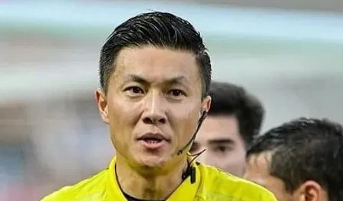 Selama karier sebagai wasit internasional, Shen dikenal dengan pengambilan keputusan yang tegas di lapangan, meski kadang dianggap kontroversial.<br>