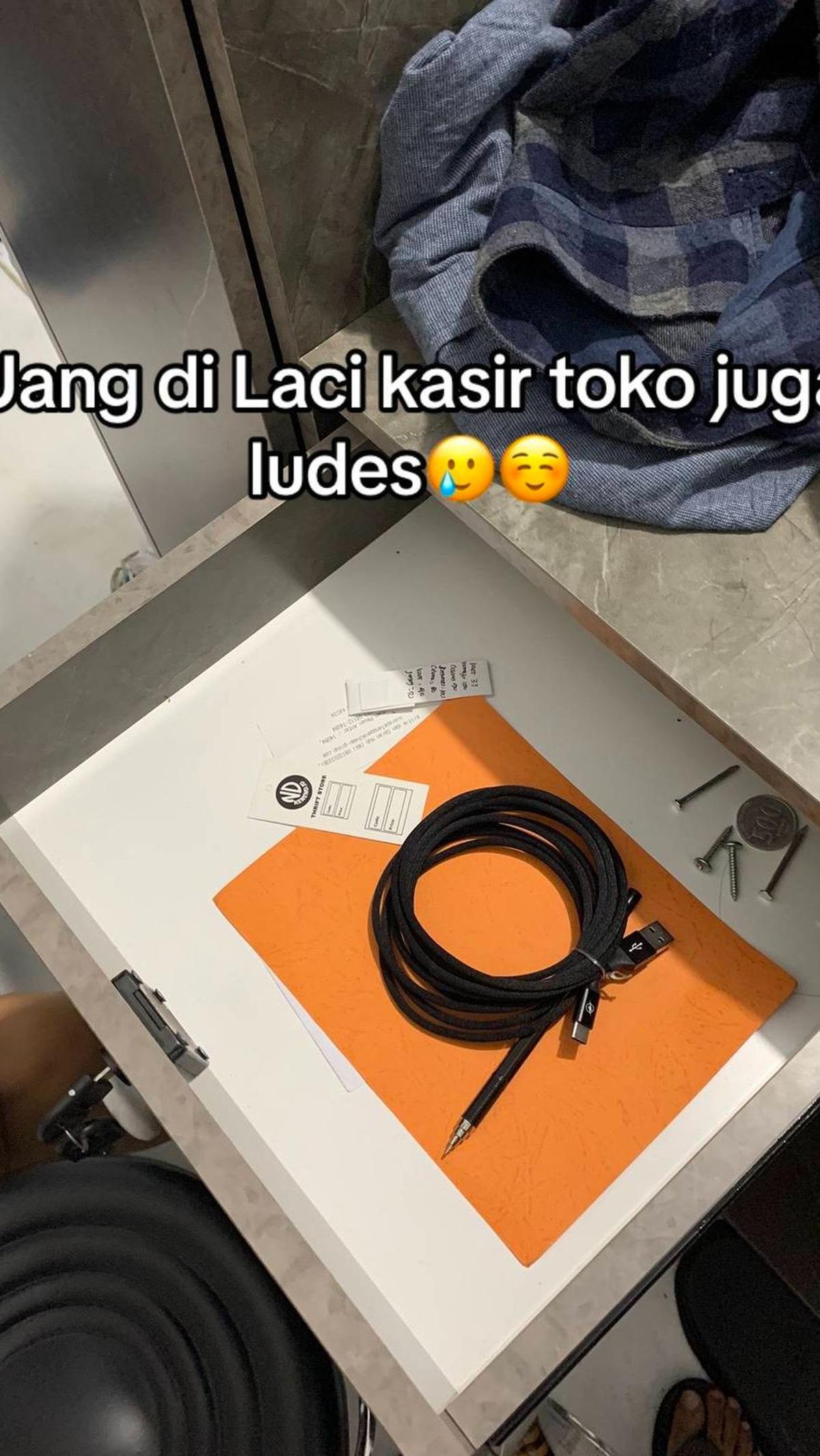 Ia juga memperlihatkan tempat penyimpanan uang di laci meja. Ternyata laci tersebut sudah kosong akibat dibawa maling.<br>