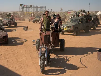 Para peserta mengendarai kendaraan mereka selama Wasteland Weekend di Gurun Mojave, North Edwards, California, AS, Sabtu (28/9/2019). Sekitar 4.000 penggemar film Mad Max mengikuti festival ini. (Agustin Paullier/AFP)