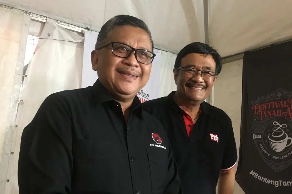 Sekjen PDIP Hasto Kristiyanto (kiri) dan Ketua DPP PDIP Djarot Saiful Hidayat (kanan). (Liputan6.com/ Delvira Hutabarat)