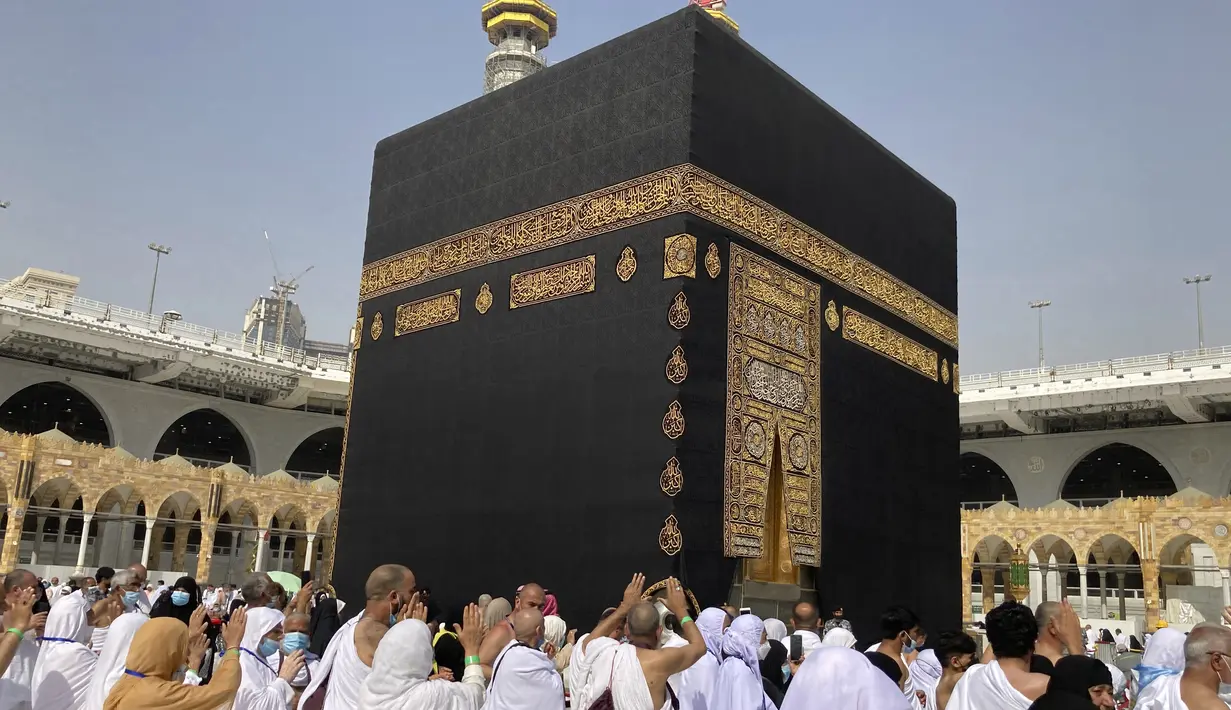 Jemaah Muslim mengelilingi Ka'bah tanpa jarak sosial saat ibadah umrah di kota suci Muslim Mekah, Arab Saudi, Minggu (6/3/2022). Arab Saudi mengambil kebijakan untuk mengakhiri semua pembatasan Covid-19 termasuk kebijakan jaga jarak dan menggunakan masker di luar ruangan. (AP Photo/Amr Nabil)