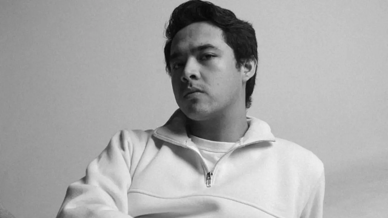Nadhif Basalamah tengah jadi sorotan karena lagunya yang berjudul "Penjaga Hati" sedang viral di TikTok.