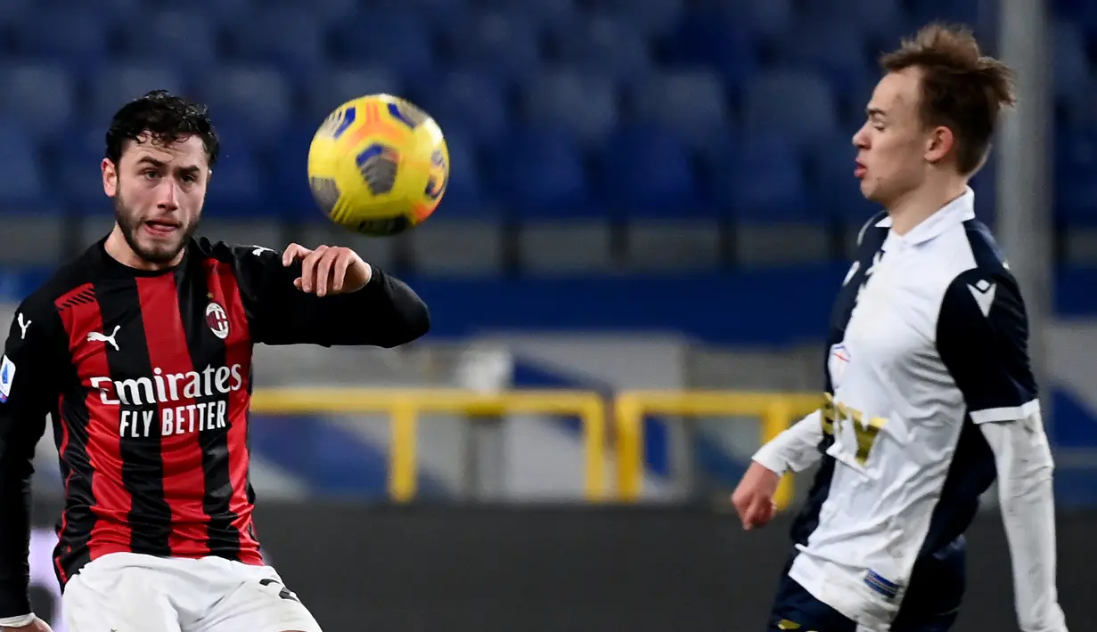 Bek AC Milan, Davide Calabria (kiri), berebut bola dengan gelandang Sampdoria, Mikkel Damsgaard, dalam laga lanjutan Liga Italia 2020/21 pekan ke-10 di Luigi Ferraris Stadium, Minggu (6/12/2020). AC Milan menang 2-1 atas Sampdoria. (AFP/Andreas Solaro)