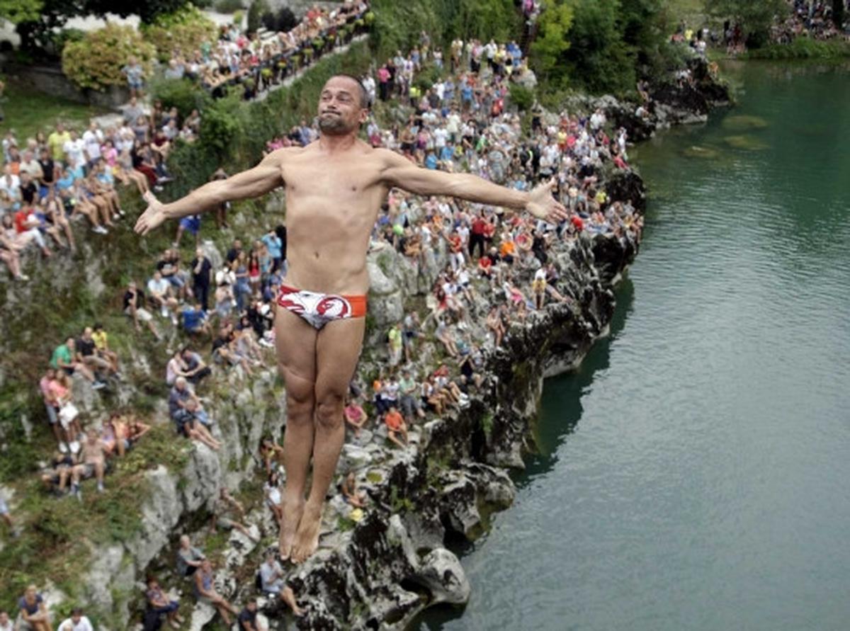 Bergaya "Superman" terjun bebas di Kanal ob Soci