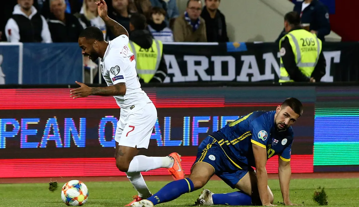 Penyerang Timnas Inggris, Raheem Sterling berusaha mengontrol bola dibayangi pemain timnas Kosovo,  Edon Zhegrova pada laga Grup A kualifikasi Piala Eropa 2020 di Fadil Vokrri Stadium, Minggu (17/11/2019).  Timnas Inggris mampu meraih kemenangan telak 4-0 atas timnas Kosovo. (AP/Boris Grdanoski)