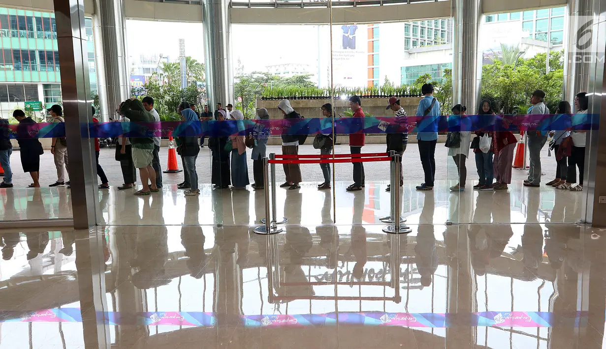 Ratusan calon pembeli rela antre di depan Emporium Pluit Mall, Jakarta. Minggu (21/1). Mereka antre sejak mal belum dibuka untuk mendapatkan penawaran produk Xiaomi. (Liputan6.com/Fery Pradolo)