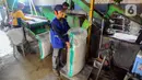 Para pekerja memasukkan plastik cacah ke dalam karung di Koperasi Pemulung Berdaya, Setu, Tangerang Selatan, Banten, Rabu (20/9/2023). (merdeka.com/Arie Basuki)