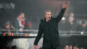 Pelatih Feyenoord, Robin van Persie, memberikan instruksi kepada anak asuhnya saat menghadapi Celtic pada lanjutan Liga Europa, Jumat (28/11/2025) dini hari WIB. (AP Photo/Peter Dejong)