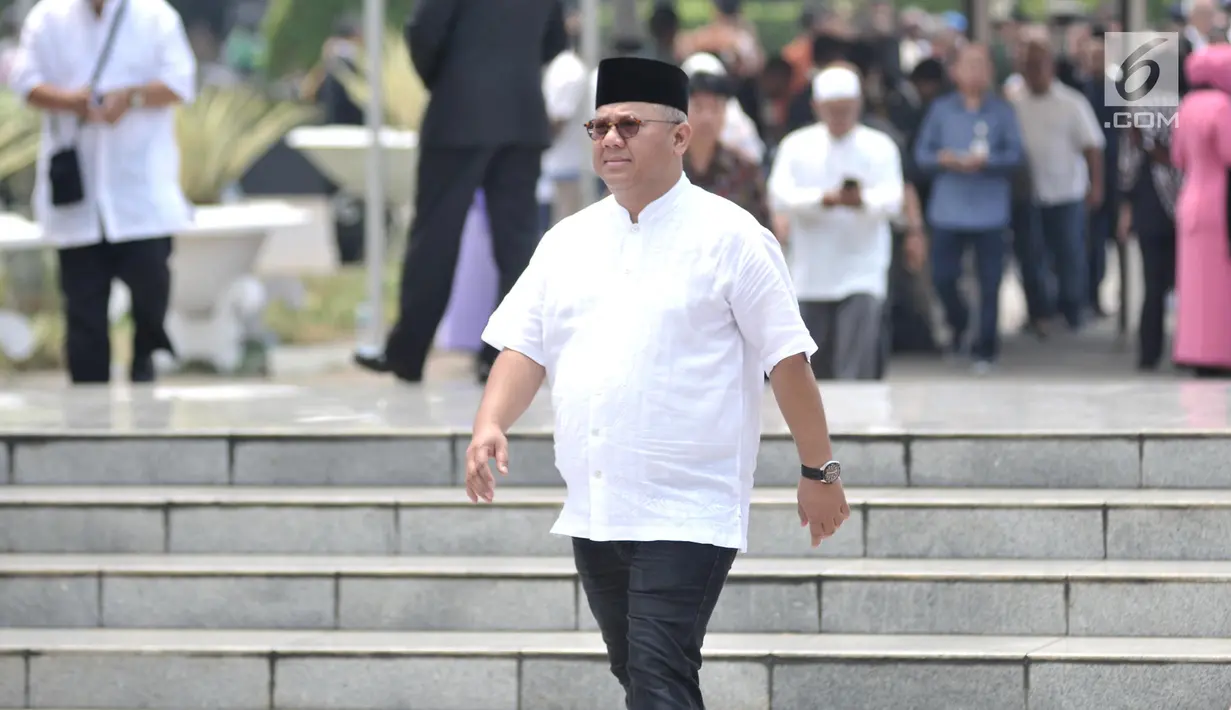 Ketua KPU Arief Budiman saat menghadiri pemakaman Presiden ke-3 RI BJ Habibie di TMP Kalibata, Jakarta, Kamis (12/9/2019). Habibie dikebumikan di sebelah makam istri tercinta, Ainun Aini. (merdeka.com/Iqbal Nugroho)